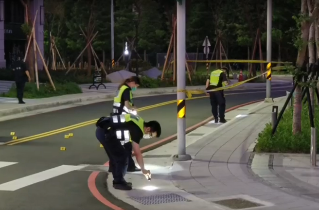 三重发生枪击，枪手至少开13枪，警方及鑑识人员正在现场捡拾弹壳。(热心民眾提供)