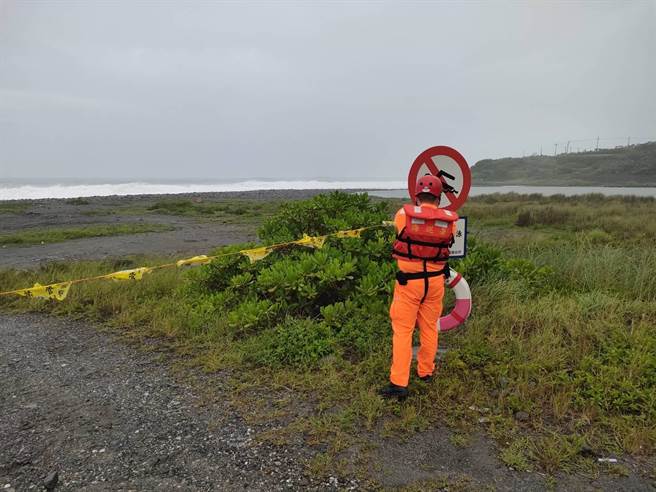 玛娃颱风来袭，海巡署东部分署第一二岸巡队已在花莲县政府发布禁（限）制公告区域拉设封锁线。（第一二岸巡队提供／罗亦晽花莲传真）
