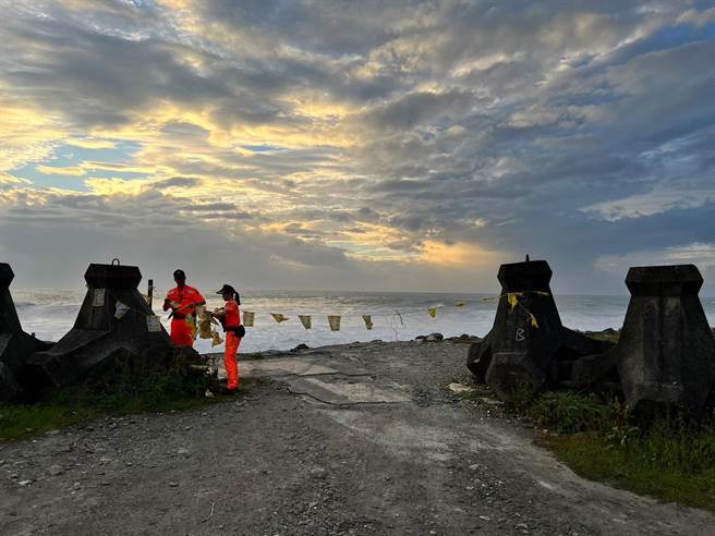 玛娃颱风来袭，海巡署东部分署第一二岸巡队已在花莲县政府发布禁（限）制公告区域拉设封锁线。（第一二岸巡队提供／罗亦晽花莲传真）