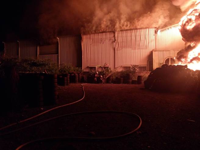 厂房整个陷入火海，大火烈焰冲天。（读者提供／张毓翎台南传真）
