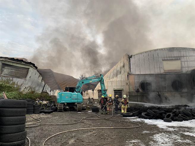 消防人员一早仍在现场处理残火。（读者提供／张毓翎台南传真）