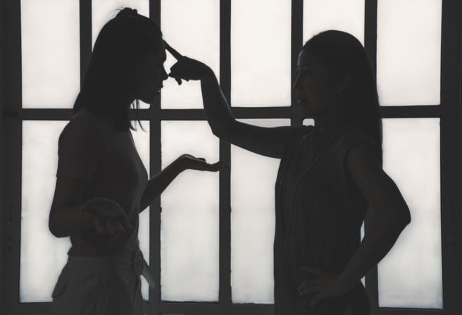 她借帐号称「投JKF女郎」，却到情敌脸书痛骂「失婚老女人」惨了。（示意图／Shutterstock）