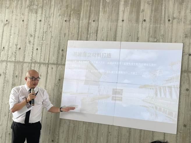 新竹市议会重大工程品质监督小组29日下午会同市府及厂商至永恒之丘考察，现场由厂商报告。（翻摄曾资程脸书／陈育贤新竹传真）