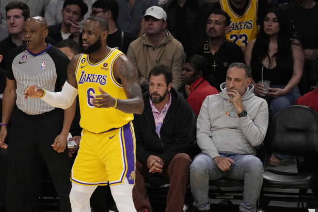 詹姆斯（左2）赛季结束后抛出引退想法。（美联社资料照）