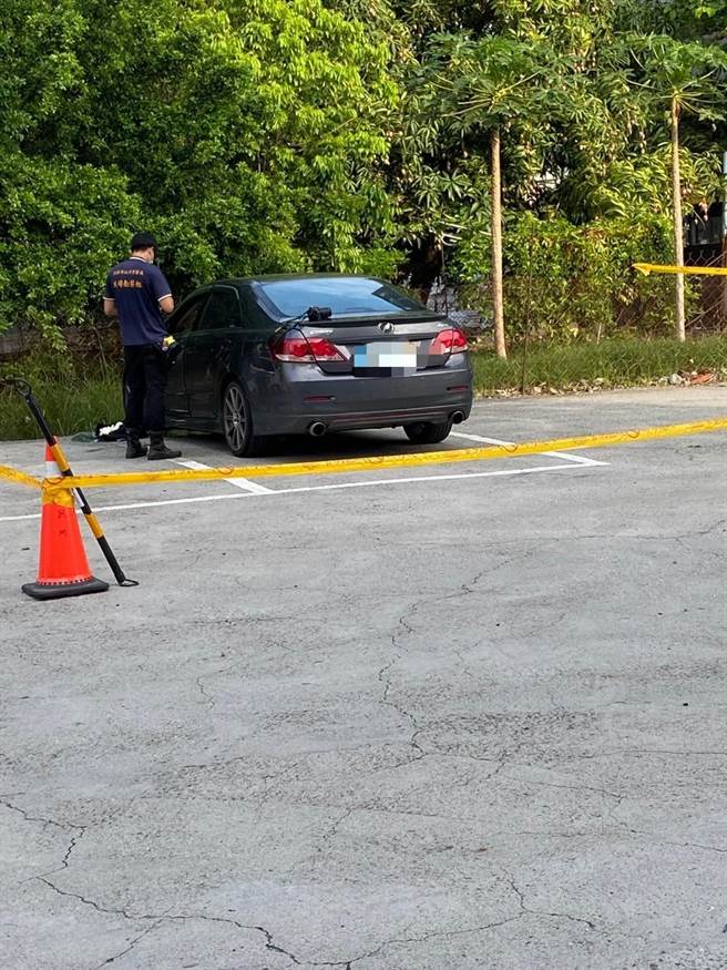 高雄男子陈尸轿车，警方获报到场勘查，无外力介入，详细死因待相验厘清。（翻摄照片／崔正纲高雄传真）