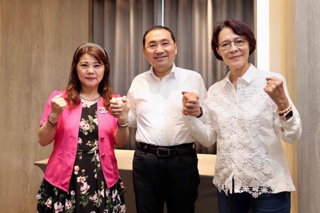 今日上午七点半国民党高雄市议员陈玫娟在国民党总统参选人侯友宜、高雄市党部主委黄昭顺的共同见证下，宣布撤回此次初选民调申诉，将全力支持国民党提名的候选人。（柯宗纬翻摄）