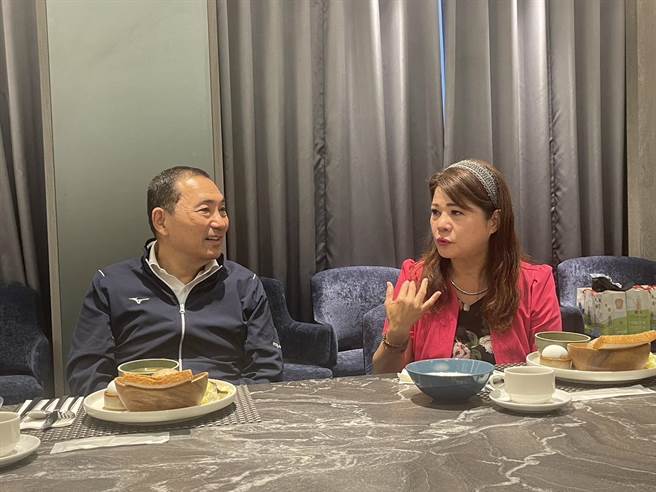 今日上午七点半国民党高雄市议员陈玫娟在国民党总统参选人侯友宜、高雄市党部主委黄昭顺的共同见证下，宣布撤回此次初选民调申诉，将全力支持国民党提名的候选人。（柯宗纬翻摄）