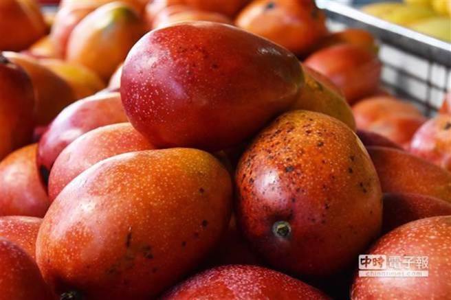 农粮署针对5则芒果错误讯息辟谣，包括「长黑斑吃不得」、「不能配豆浆」、「含有湿毒」、「会导致子宫颈瘤」、「别买3、4月芒果」。（图／中时资料照）