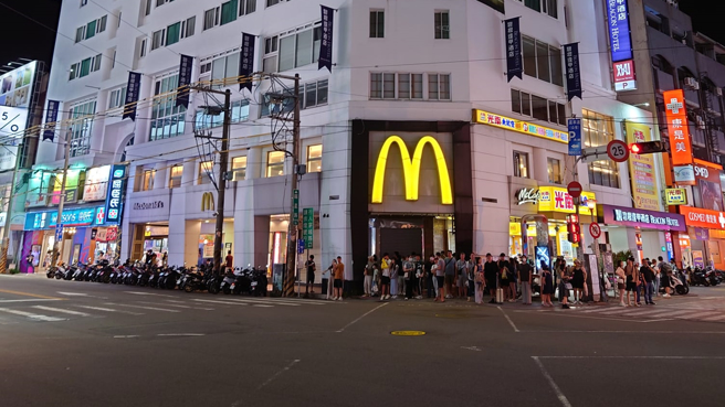 麦当劳逢甲店开业31年，是不少在地人的回忆，于昨日晚间8时正式熄灯。（图／网友萧奕承授权 ）