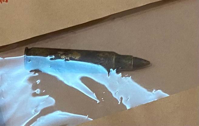 蔡姓男子赴法院时，保全发现他的背包内有一颗制式子弹。（民眾提供）