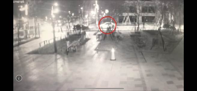 曾男坐在白色轿车后座开枪。（警方提供）