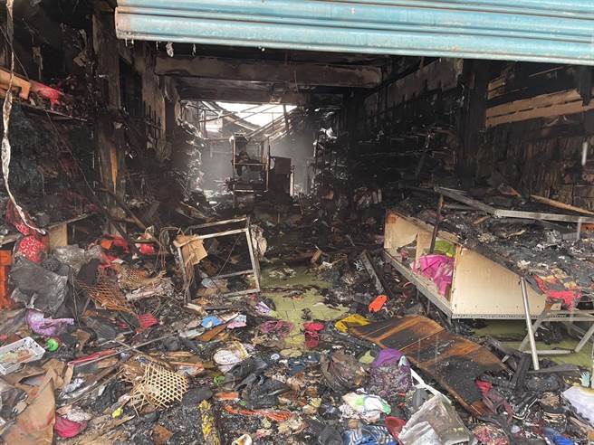 斗六市西市场凌晨发生大火，延烧4小时，图为其中一户受灾户。（周丽兰摄）