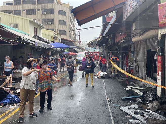 现场火灾剩余物惨状令买菜民眾吓一跳。（周丽兰摄）