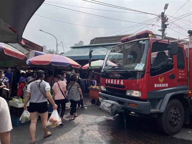 消防车今天早上8点多还在现场待命。（周丽兰摄）