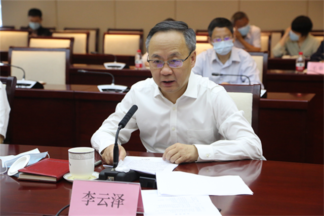 大陆国家金融监督管理总局党委举办集体学习研讨。首任国家金融监管总局局长李云泽主持。(国家金融监督管理总局)