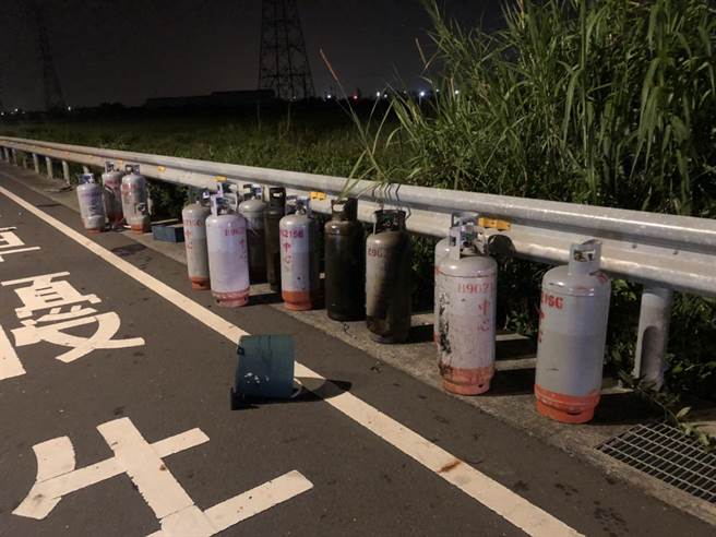  现场经清点还有17桶的瓦斯桶，有未开封的空瓶散落在马路上，还有一支熏黑黑的遗留在车上。(民眾提供／吴建辉彰化传真)