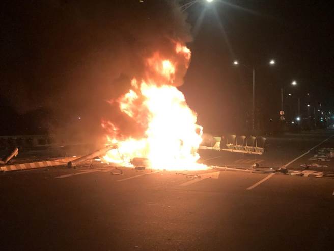 由于自小货车载运瓦斯桶，警方初步研判应该是撞击到瓦斯桶导致爆炸。(民眾提供／吴建辉彰化传真)