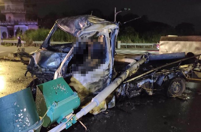 火势很快在10分种左右扑灭，但整辆车被烧到只剩骨架，而车上来不及逃生的林姓驾驶，手仍紧握车门把手，求生意志强烈。(民眾提供／吴建辉彰化传真)