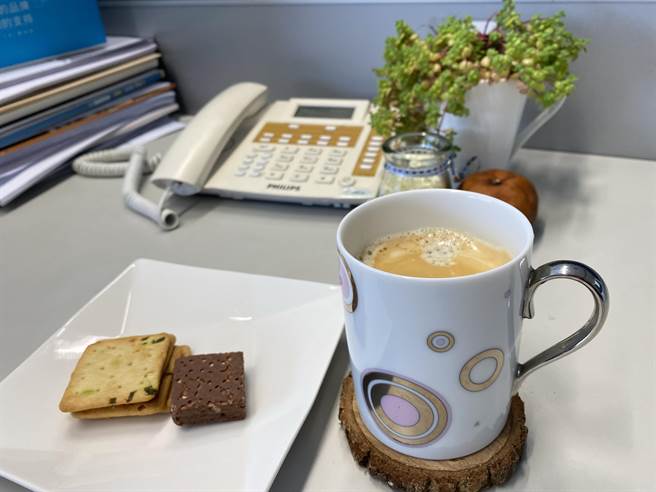 营养师李静慧表示，咖啡因可刺激肠胃蠕动，产生通便作用，改善便秘。（陈淑芬摄）