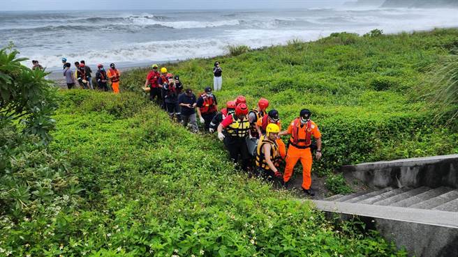 海浪将大体冲上内埤沙滩北边礁石区的岸边。（海巡署第一岸巡队提供／吴佩蓉宜兰传真）