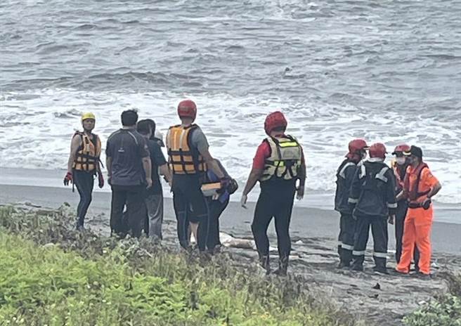 海浪将大体冲上内埤沙滩北边礁石区的岸边。（海巡署第一岸巡队提供／吴佩蓉宜兰传真）