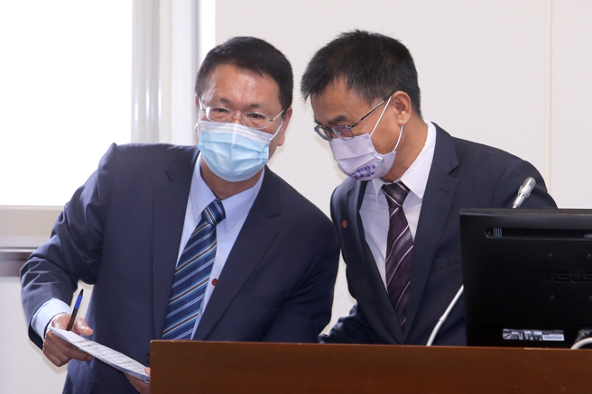 传出多位董事因不满北农总经理翁震炘（左）的作风，将在6月即将登场的换届改选转为支持云林县前县长张荣味所代表的农会系统。（资料照／黄世麒摄）