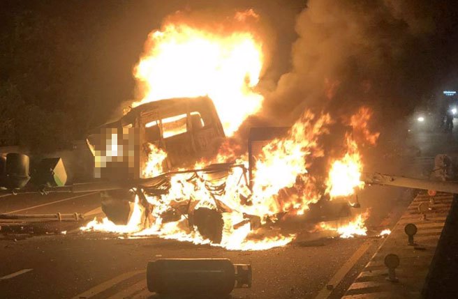 昨深夜一名瓦斯行35岁林姓员工，驾驶满载瓦斯桶的货车行经彰化县二林镇太平路二段与修心路口时，因不明原因自撞安全岛起火自燃。(民眾提供／吴建辉彰化传真)