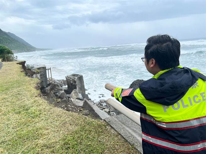 台11线56.7公里处靠近花莲丰滨港口村的路基今遭长浪攻击，约50公尺的边坡滑落岸际，画面险象环生。（丰滨乡公所提供／罗亦晽花莲传真）