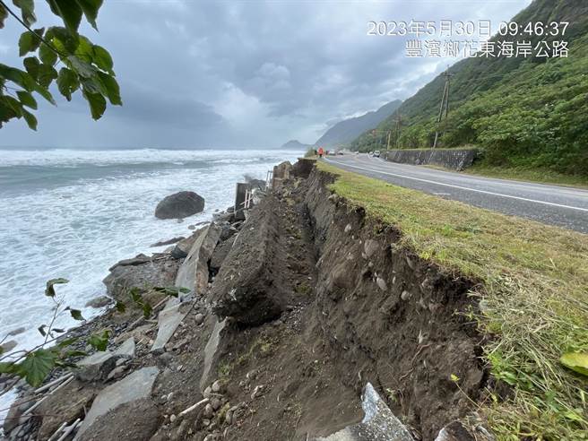 台11线56.7公里处靠近花莲丰滨港口村的路基今遭长浪攻击，约50公尺的边坡滑落岸际，画面险象环生。（丰滨乡公所提供／罗亦晽花莲传真）