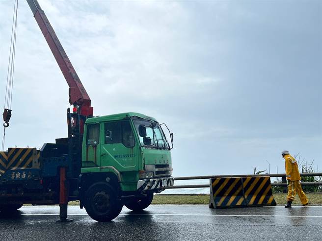 台11线56.7公里处靠近花莲丰滨港口村的路基今遭长浪掏空约50公尺，公路总局已派员前往处理。（丰滨乡公所提供／罗亦晽花莲传真）