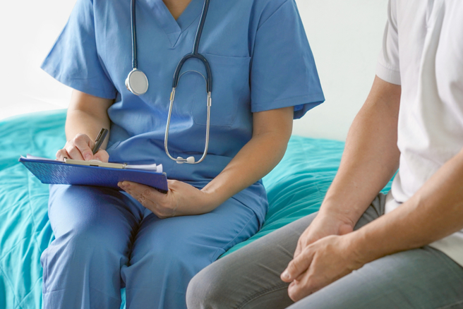 医师表示，大肠镜检查后的建议追踪频率，会依照当次的检查结果而有所不同，包括瘜肉大小、病理诊断、清肠程度。(示意图/ Shutterstock )