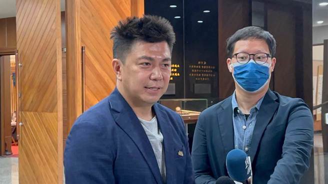 民进党高雄市议员黄文志（左）肯定黄捷是优秀的议员，但担心她若到左楠参选，恐被冠上「落跑」二字。（柯宗纬摄）