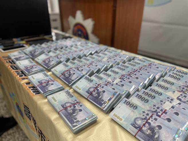 警方查扣542万现金。（洪靖宜摄）