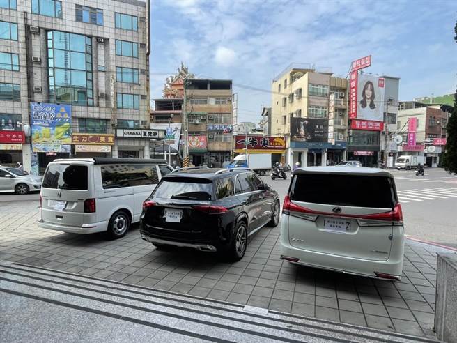 警方查扣3辆价值共千万名车。（洪靖宜摄）