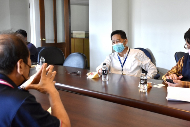 臺中市经济发展局张峯源局长至奇龙工厂访视。（图／臺中市政府经济发展局提供）