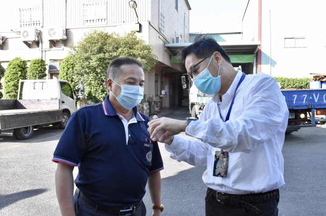 臺中市经济发展局张峯源局长至奇龙工厂访视。（图／臺中市政府经济发展局提供）