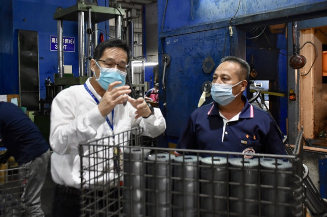 臺中市经济发展局张峯源局长至奇龙工厂访视。（图／臺中市政府经济发展局提供）

