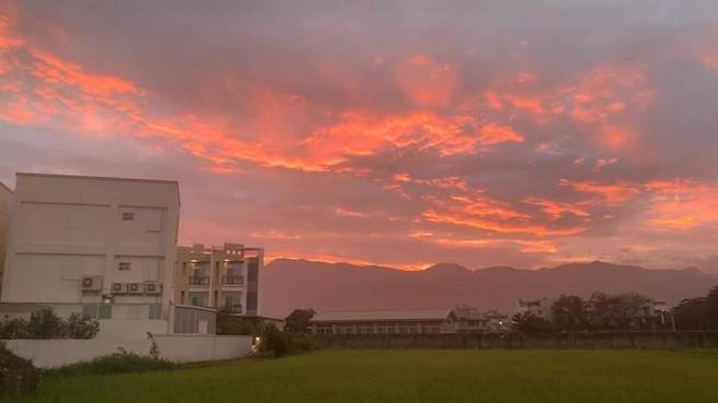 台东昨天傍晚出现火烧云。（民眾提供／蔡旻妤台东传真）