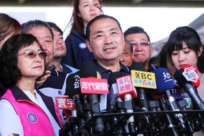 国民党总统参选人、新北市长侯友宜（中）30日出席「新北市议长杯第13届龙舟锦标赛祭江点睛」记者会，回应相关时事议题。（黄世麒摄）