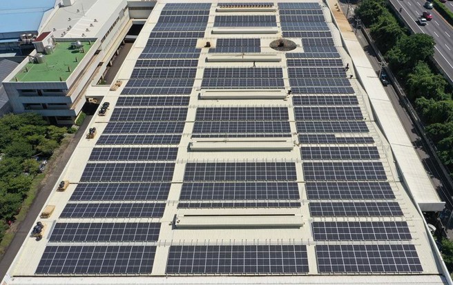 弦震企业响应净零碳排，从打造屋顶太阳能电厂出发。／天晴能源2022（图／臺中市政府经济发展局提供）