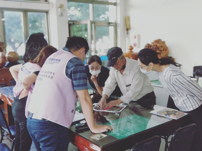 产学辅导团到厂访视。（图／臺中市政府经济发展局提供）