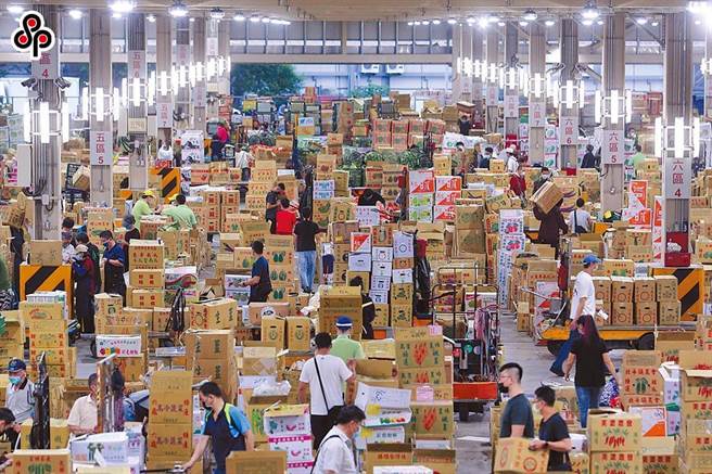 台北农产运销公司(北农)将于6月下旬换届改选，但传前云林县长张荣味在今年初早已整合民股及北市等官股，为本届改选「变天」而布局。（黄世麒摄）