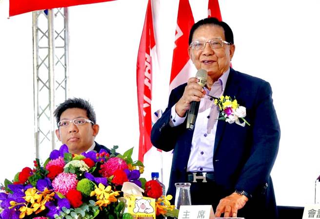 中保科技集团总裁林孝信（右）与副董事长林建涵（左）。（中保科提供）