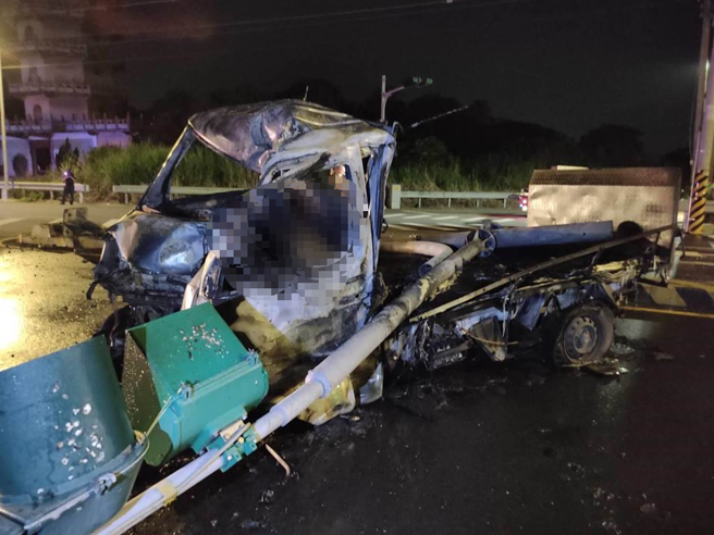 林男驾驶满载瓦斯桶的货车被烧到仅剩骨架。（民眾提供／吴建辉彰化传真）