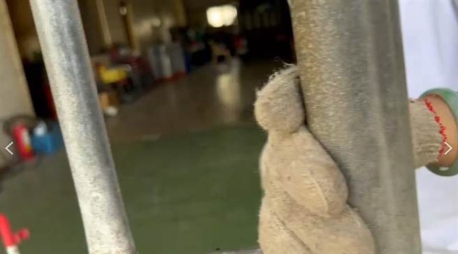 林男工作的瓦斯行被问到为何下班时间还开着公司货车在路上跑，员工答不出来，快速关上铁门离去，不愿再受访。（民眾提供／吴建辉彰化传真）