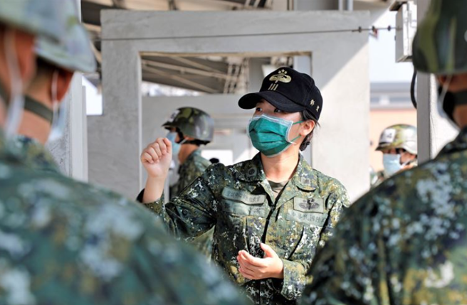 航特部仅存女性伞训教官！邓洁成神龙小组唯一「娇点」。(青年日报提供)