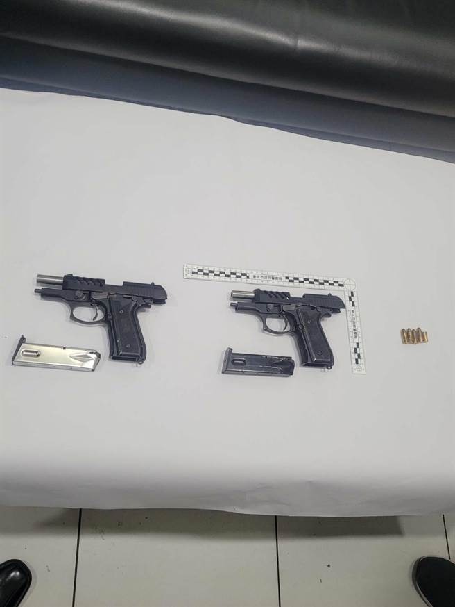 警方查獲2把改造手槍。（警方提供）