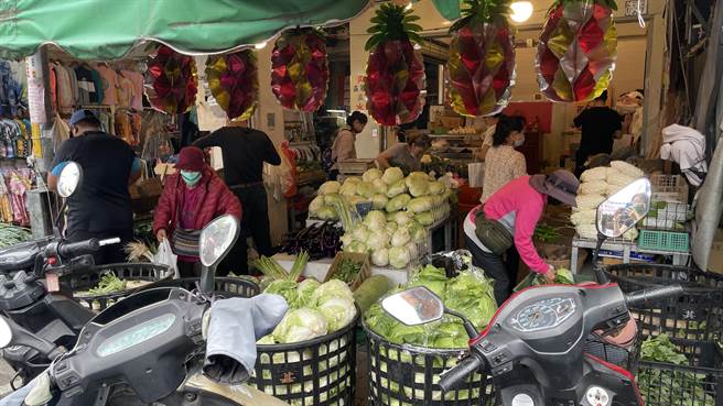 玛娃颱风来袭，民眾预期菜价上涨，台东中央市场出现买菜潮。（萧嘉蕙摄）