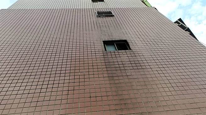 从外头可见熏黑痕迹。（翻摄照片／高雄洪靖宜传真）