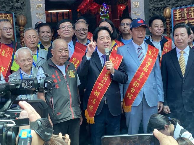 副总统赖清德与鸿海创办人郭台铭同框，受邀参加金门迎城隍活动。（于家麒摄）